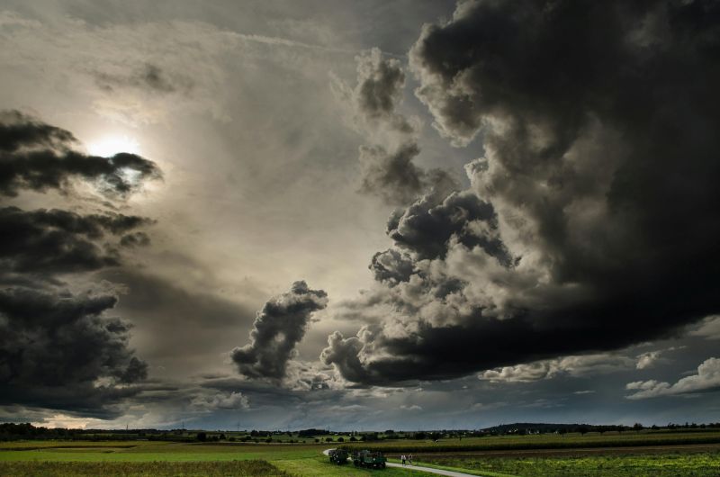 Dunkle Wolken ziehen über eine Landschaft